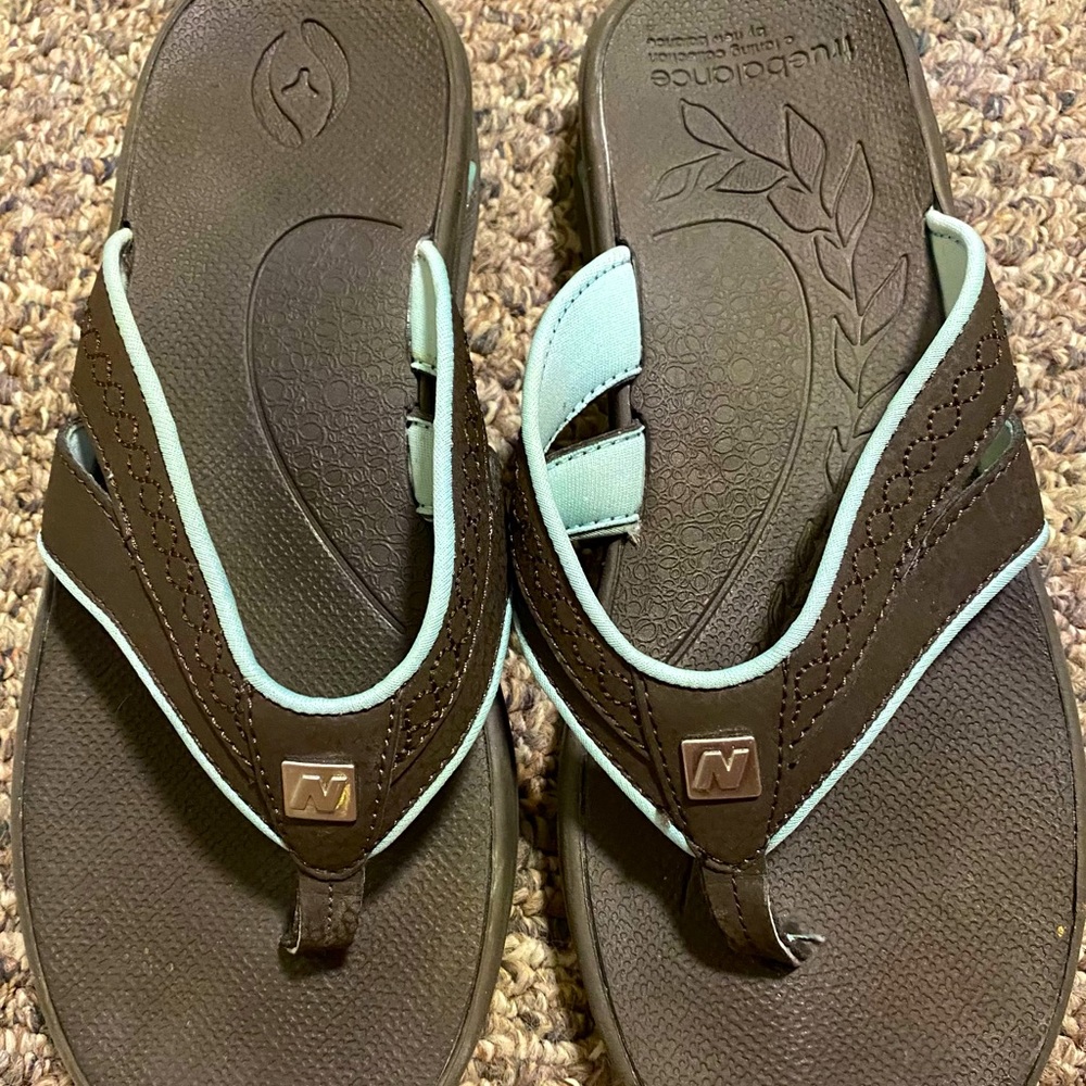 💙💋NWOT NEW BALANCE True Balance Womens Fit Flip Flops Style W6014BR Size 9💙💋